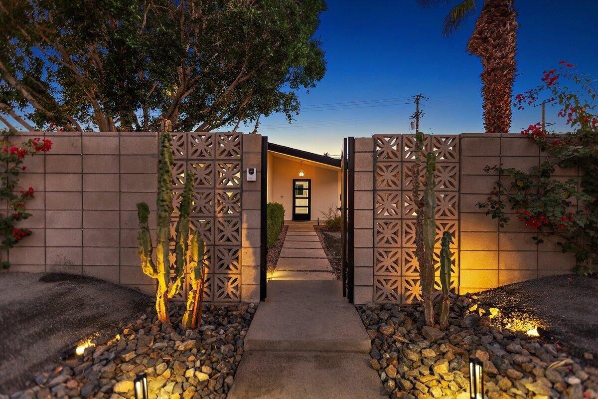 565 W Yorba Road, Palm Springs, CA 92262