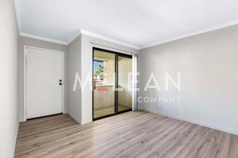 2809 N Los Felices Circle E, 212, Palm Springs, CA 92262 photo 4
