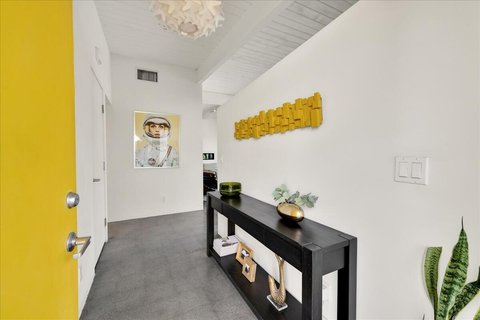566 E Lindsey Drive, Palm Springs, CA 92262 photo 8