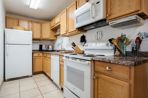 675 N Los Felices Circle W, 204, Palm Springs, CA 92262 photo 23