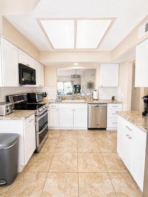 654 Vista Lago Circle N, Palm Desert, CA 92211 photo 3
